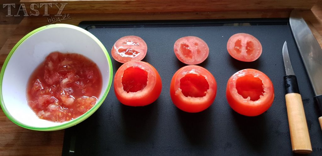 von den Tomaten wird oben ein Deckel abgeschnitten und das Kerngehäuse entfernt. Mediteran gefüllte Nudeln