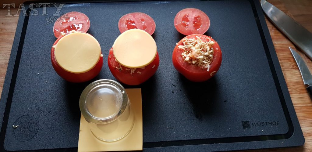 Die Nudeln wird in die Tomaten gefüllt und mit einer Käsescheibe abgedeckt.
mediteran gefüllte Nudeln