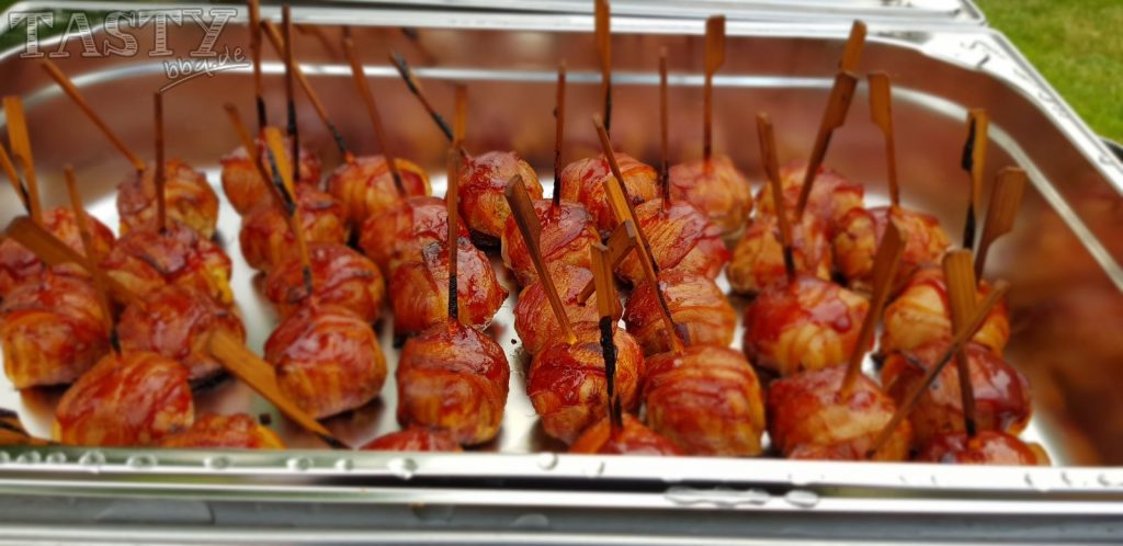 Moinkballs - mit Bacon umwickelte gefüllte Hackfleischbällchen - sind als Vorspeise möglich