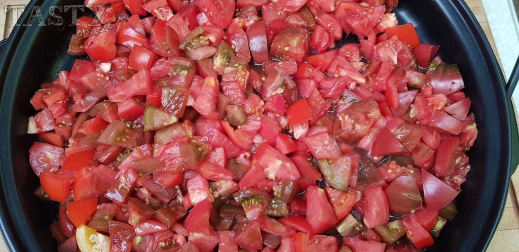 Tomaten in Stücke schneiden.