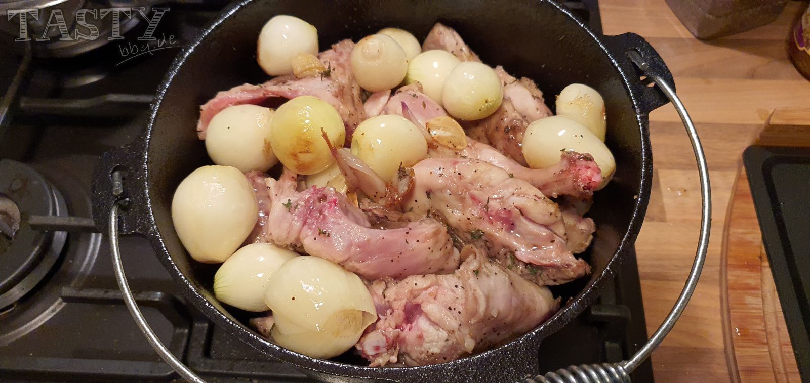 Kaninchen mit Honig in Rotwein aus dem Dutch Oven - Tasty-BBQ