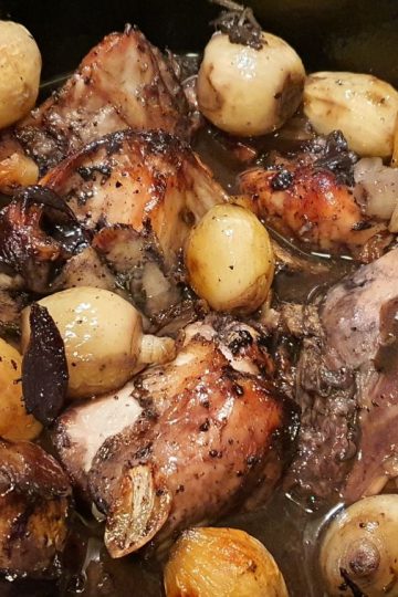 Die Kaninchen mit Honig in Rotwein sind fertig