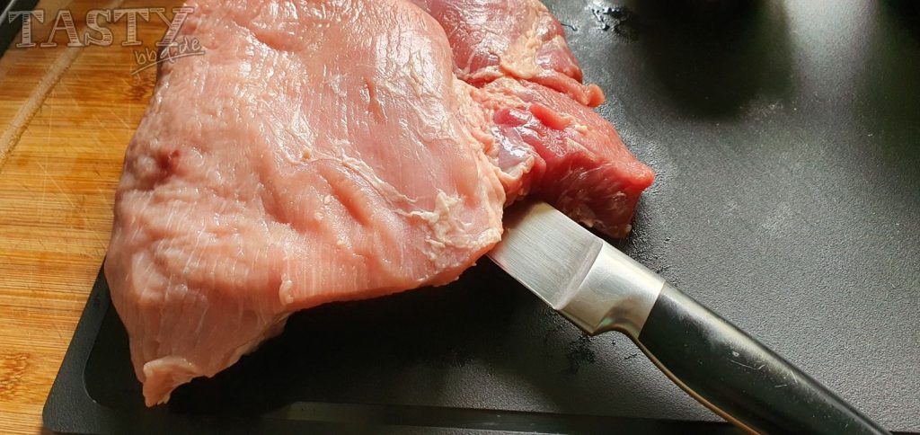Für den Mecklenburger Rippenbraten, mit dem Messer eine Tasche über dem Knochen einschneiden.