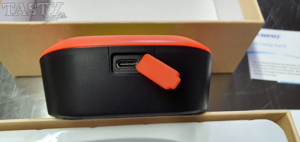 der USB.-Ladeanschluss an der Oberseite ist bei Nichtbenutzung durch eine Gummikappe verschlossen.
