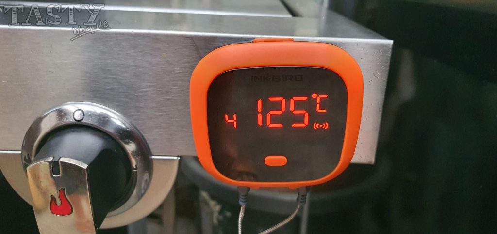 Mit dem Rückseitigen Magnet lässt sich das Bluetooth-Thermometer IBT-4XC von Inkbird gut am Grill befestigen.