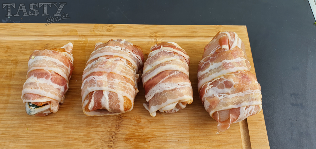 fertig vorbereitete Bacon Wrapped Jalapeno Poppers Stuffed BBQ-Chicken